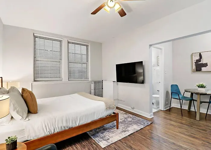Trendy In - Kenwood 103 & 303 Rep Apartment Chicago